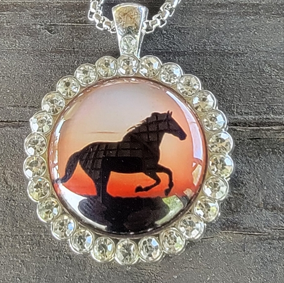 Horse Pendant with Rhinestone trim. - Picture 1 of 4